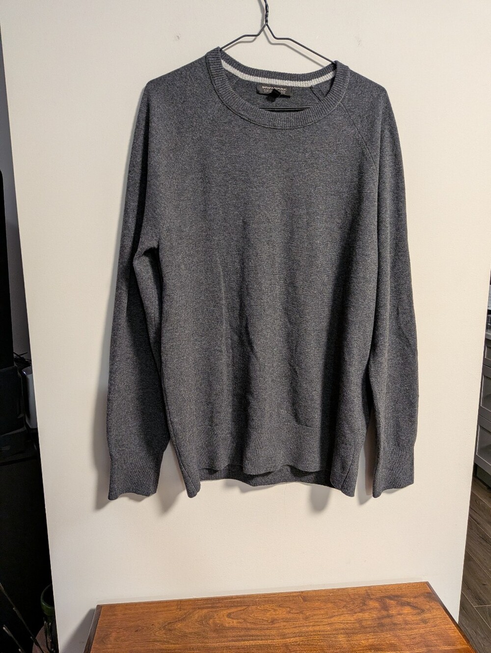 Banana Republic. Lightweight, Crew Neck, Italian Yarn , wool Blend sweater . EUC